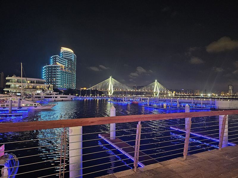 海口世纪大桥与海边高楼的夜景